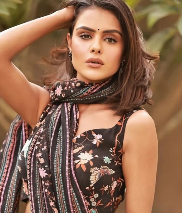 btownreport's tweet photo. Saree swagger!!��✨
@btownreport 
.
.
#PriyankaChaharChoudhary #blacksaree #actress https://t.co/A67vKdcN62