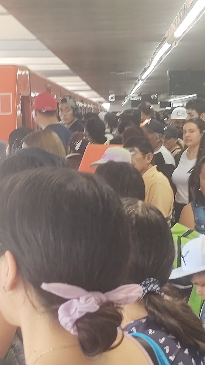 JustDr11's tweet photo. @MetroCDMX un desmadre ¿Por qué sólo salen metros de un andén? No se a quien le sirven los trabajadores porque al pueblo no.. https://t.co/Np4iJDlGQO