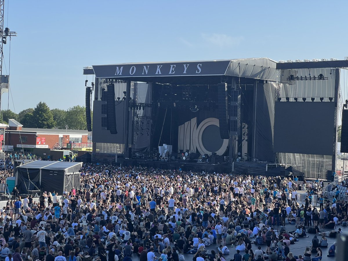 shaunhinds's tweet photo. It’s all about Manchester this weekend…. Elton, Coldplay, our football teams entertaining the Londoners and the @ArcticMonkeys about to rock it at @EmiratesOT https://t.co/5RovQmn7tg