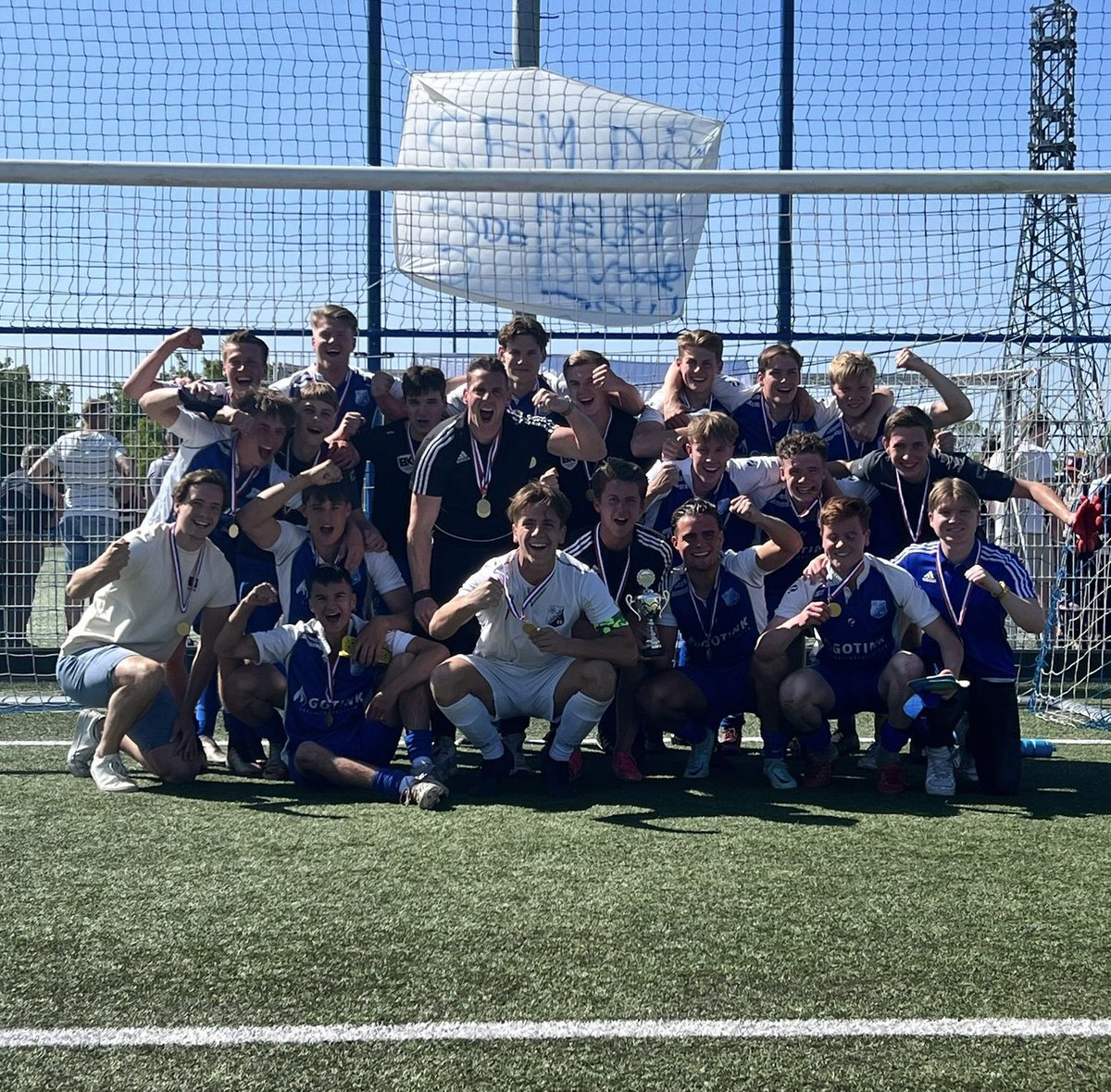 Pax 019-1 bekerwinnaar!! Na een spannende wedstrijd die eindigde in een 2-2 gelijkspel wonnen we dankzij vijf perfect ingeschoten penalty’s en een mooie save van Marvin! Een prachtige prestatie! 🏆🥇#beker #winnaars #knvb