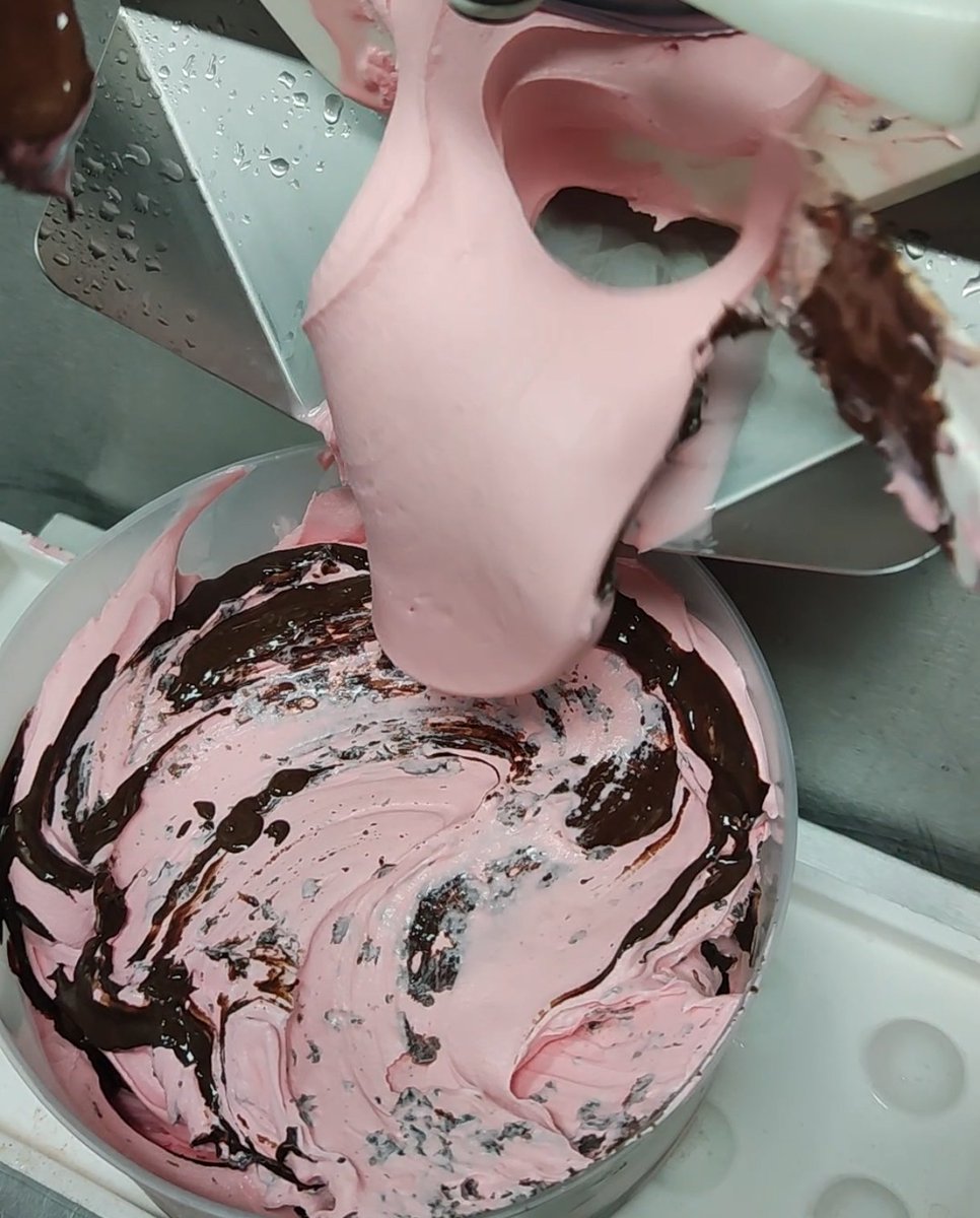 ¿Ya probaste nuestra versión del helado de Bombón? Bueno, si quieres viajar a los 80's ven aprobarlo.
#fragolate
#bombón