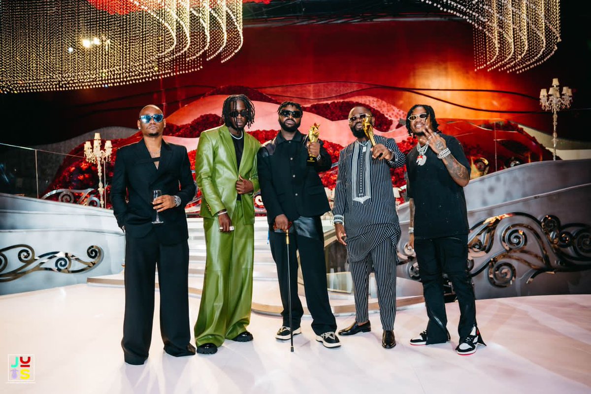 dieselguccioff's tweet photo. Prix d’honneur de la musique moderne d’Afrique au @be_africa_awards 🏆🇨🇳

Que la charge soit avec vous 💪🏾 #owaba https://t.co/Gkk2BZw6EF
