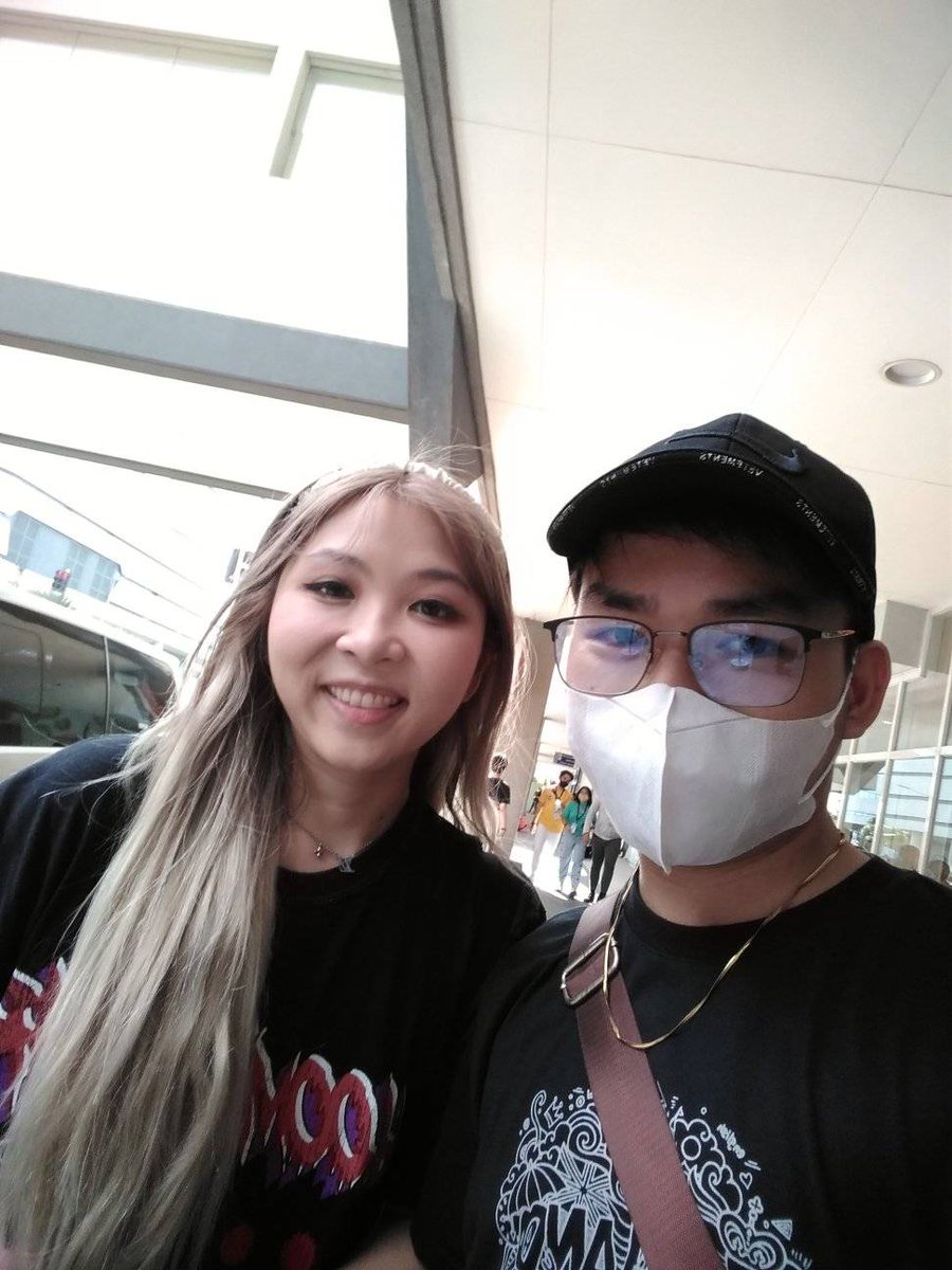 peterweii's tweet photo. I met Yvonnieeee.  I am literally shaking because of nervousness. you are so kind and prettyy. Thank youuuu !  @yvonnie https://t.co/PFBF8VMdFa