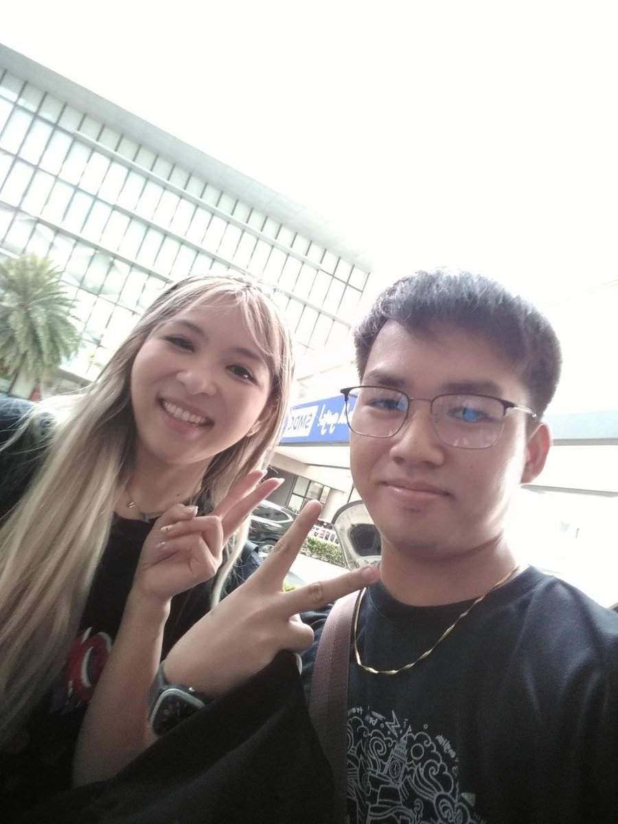 peterweii's tweet photo. I met Yvonnieeee.  I am literally shaking because of nervousness. you are so kind and prettyy. Thank youuuu !  @yvonnie https://t.co/PFBF8VMdFa