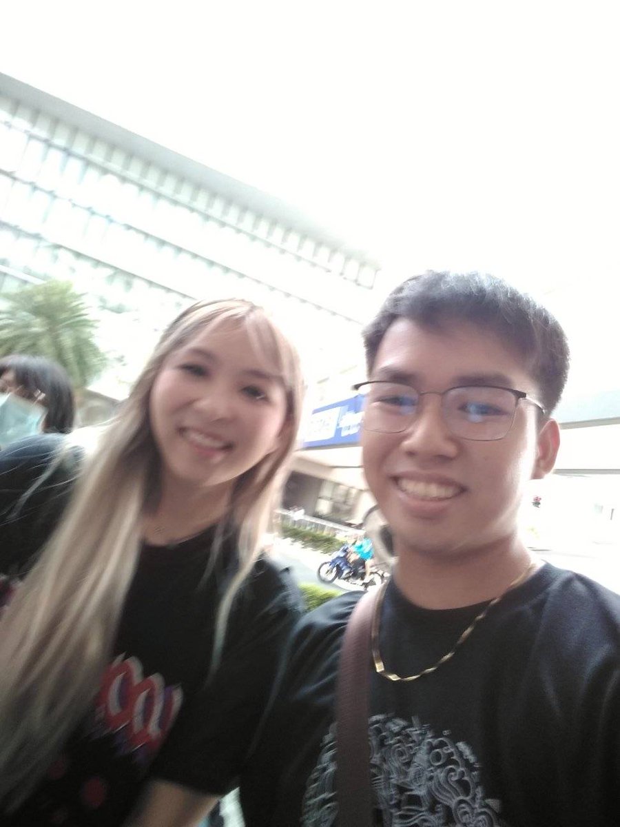 peterweii's tweet photo. I met Yvonnieeee.  I am literally shaking because of nervousness. you are so kind and prettyy. Thank youuuu !  @yvonnie https://t.co/PFBF8VMdFa
