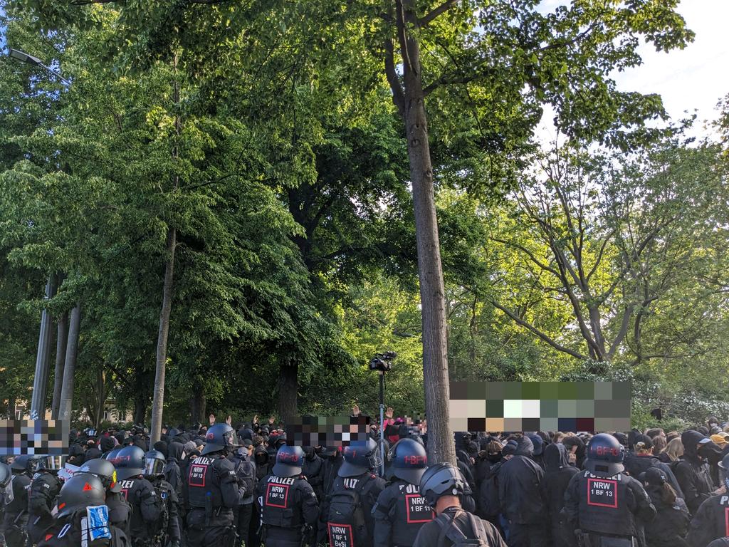 kreuzer_leipzig's tweet photo. Die Situation ist aktuell statisch. Die überwiegend jungen Leute im Kessel rufen nach Wasser, das sie von solidarischen Menschen außerhalb bekommen. Unklar, wie es weiter geht. #leipzig #le0301 https://t.co/xIl5NO2psq