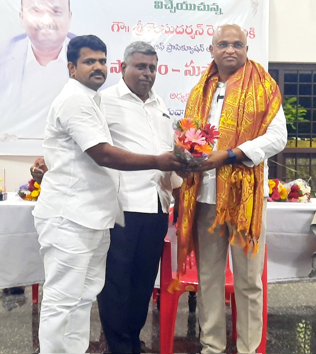 iam_sakenaresh's tweet photo. 💐💐అనంతపురం విచ్చేసిన శ్రీ జె. సుదర్శన్ రెడ్డి  డైరెక్టర్ ఆఫ్ ప్రాసెక్యూషన్ ఆంధ్రప్రదేశ్ గారిని సన్మానించిన న్యాయవాది, బిసి రిజర్వేషన్ పరిరక్షణ సమితి అధ్యక్షుడు సాకేనరేష్💐💐

#SakeNaresh https://t.co/jLKd5JnhJO