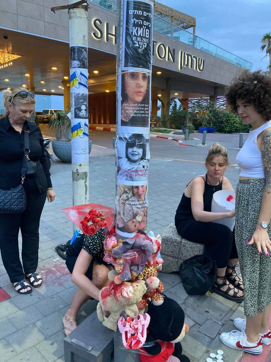 Israeli activists brought photos of Ukrainian children killed by Russians to the Russian embassy in Tel Aviv
#WarinUkraine #UkraineRussianWar #харьков #бахмут