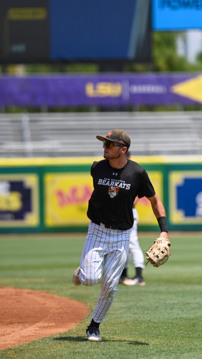 BearkatsBSB's tweet photo. Loosening up for some afternoon ball. ⚾️

#EatEmUpKats https://t.co/NdpXc5gxDv