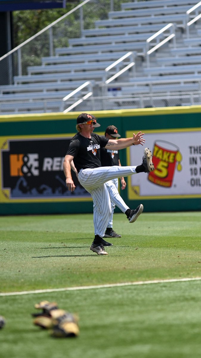 BearkatsBSB's tweet photo. Loosening up for some afternoon ball. ⚾️

#EatEmUpKats https://t.co/NdpXc5gxDv