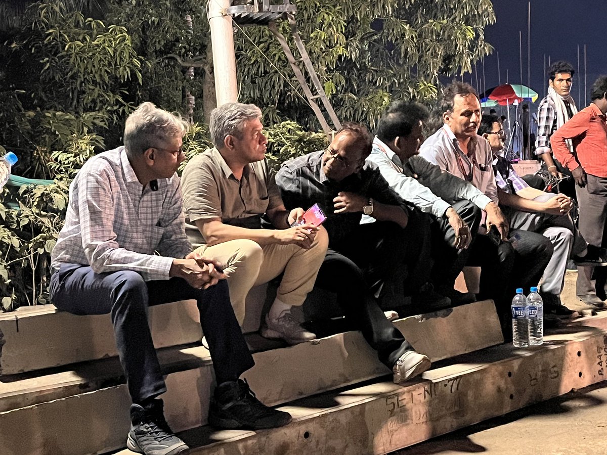 doctorrichabjp's tweet image. हाई लेवल मीटिंग हो सकती थी जांच के बड़े बड़े मीडिया हेडलाइन बनाए जा सकते थे 2-4 लोगो को सस्पेंड कर मुआवजा अनाउंस करके चुप चाप AC कमरे में बैठा जा सकता था ... लेकिन ये इंसान ग्राउंड जीरो से हिला नहीं ऐसे इंसान को मेरा पुरा समर्थन है ।