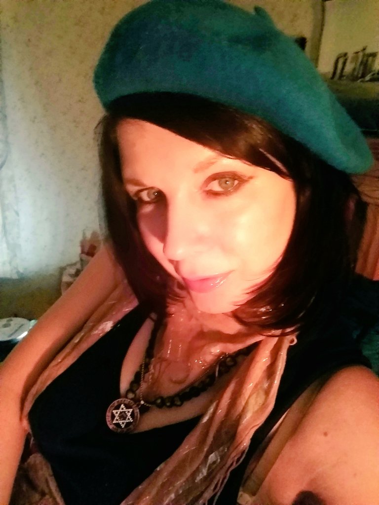 Bono66020372's tweet photo. #Selfie in my #bed wearing my #blueberret which cost me ยฃ3 from #primark a few months ago
#lovehats #hatstyle #thehatchallenge
#HappyWeekend https://t.co/OnypKUZ70v