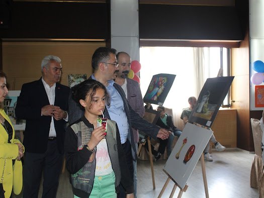 zeytinburnumem's tweet photo. Milli Eğitim Müdürümüz Sn.Ali Yeşilyurt, Kaymakamımız Sn.Ercan Turan'la birlikte 
Şehitler Bilim ve Sanat Merkezi öğretmen ve öğrencilerinin yıl sonu için hazırladıkları ‘Resim Sergisi ve Şiir Dinletisi’ etkinliğine katıldılar.
@tcme
@ErCCanTURAN 
@memleventyazici 
@Aliyesilyrt https://t.co/zqYmq0SPXK
