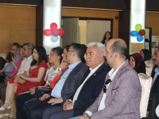 Milli Eğitim Müdürümüz Sn.Ali Yeşilyurt, Kaymakamımız Sn.Ercan Turan'la birlikte 
Şehitler Bilim ve Sanat Merkezi öğretmen ve öğrencilerinin yıl sonu için hazırladıkları ‘Resim Sergisi ve Şiir Dinletisi’ etkinliğine katıldılar.
@tcme
@ErCCanTURAN 
<a href="/memleventyazici/">Levent Yazıcı</a> 
<a href="/Aliyesilyrt/">Ali YEŞİLYURT</a>