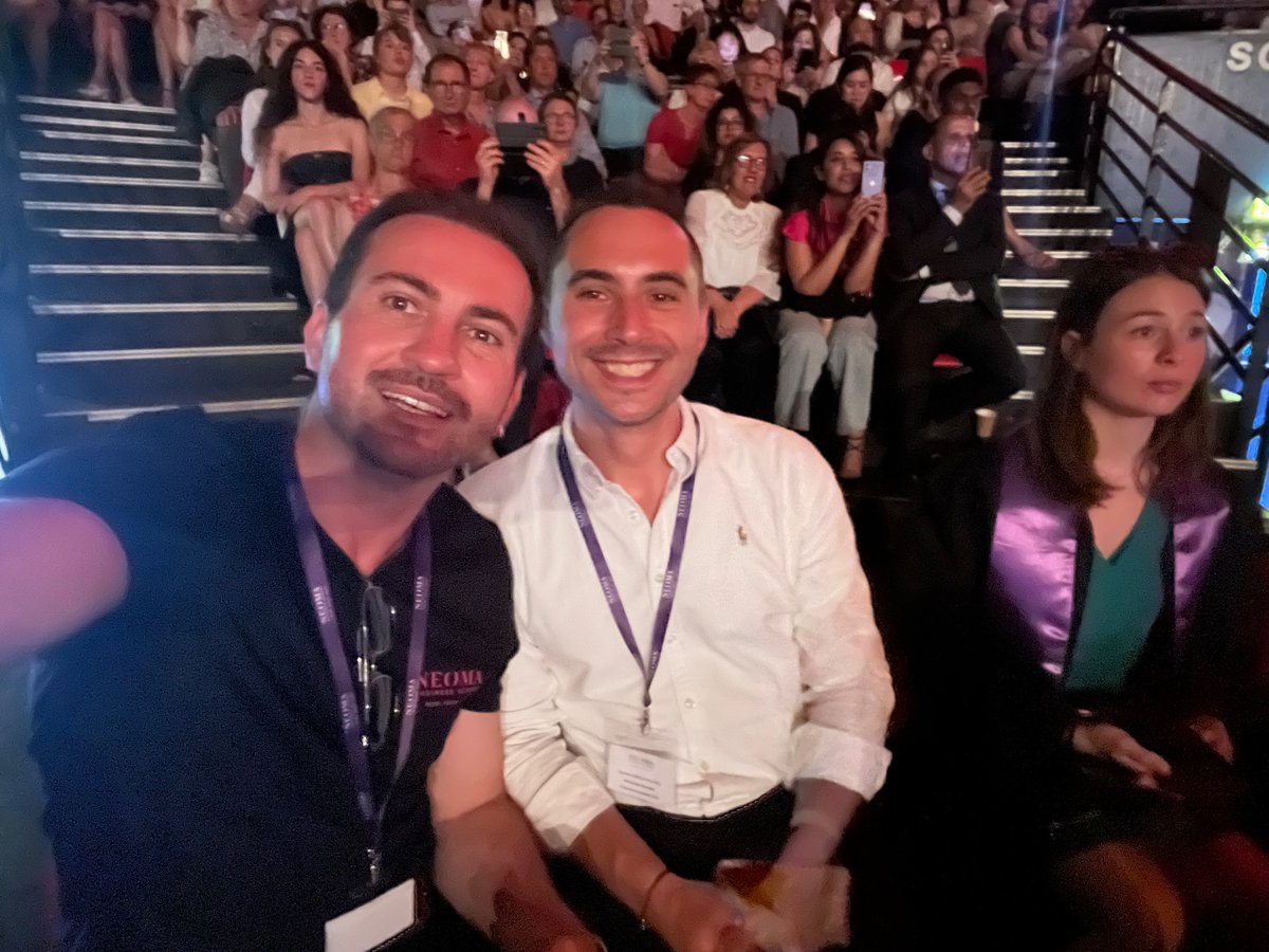 rodrigorvfr's tweet image. Les salariés de @NEOMAbs sont aussi fiers de nos diplômés 🎓 #NeomaBS #GraduationNEOMA @Pavelirish 📜 👨🏼‍🎓 👩‍🎓