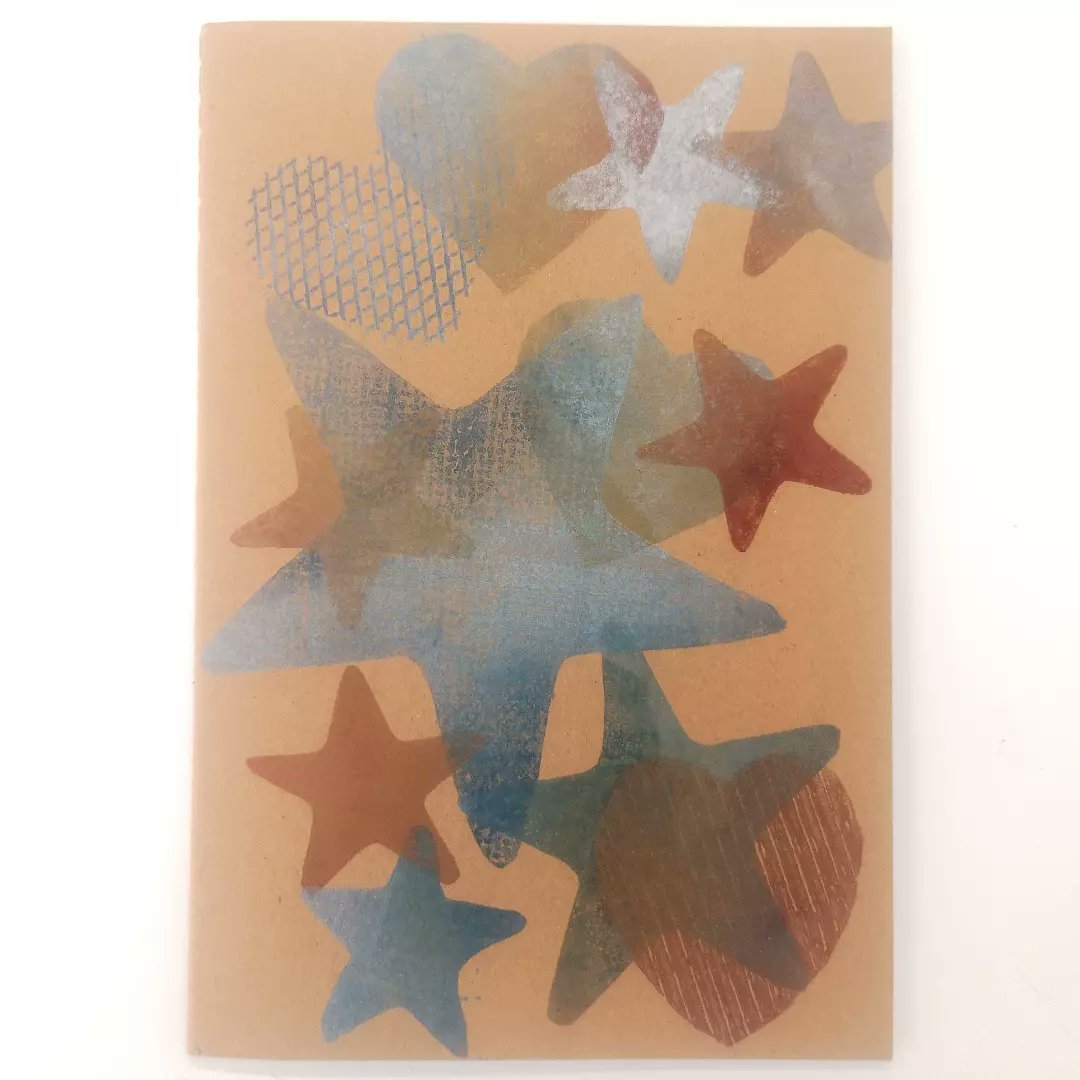 LynnBaileyPrint's tweet image. Experiments, trial and error continues. But most of all, it's been fun having a bit if productive playtime.
Would you be interested in a unique monoprinted notebook?
These are A5 unlined and I'll also do some A5 with lined pages.
Tell me what you think.
#printmaking #handprinted