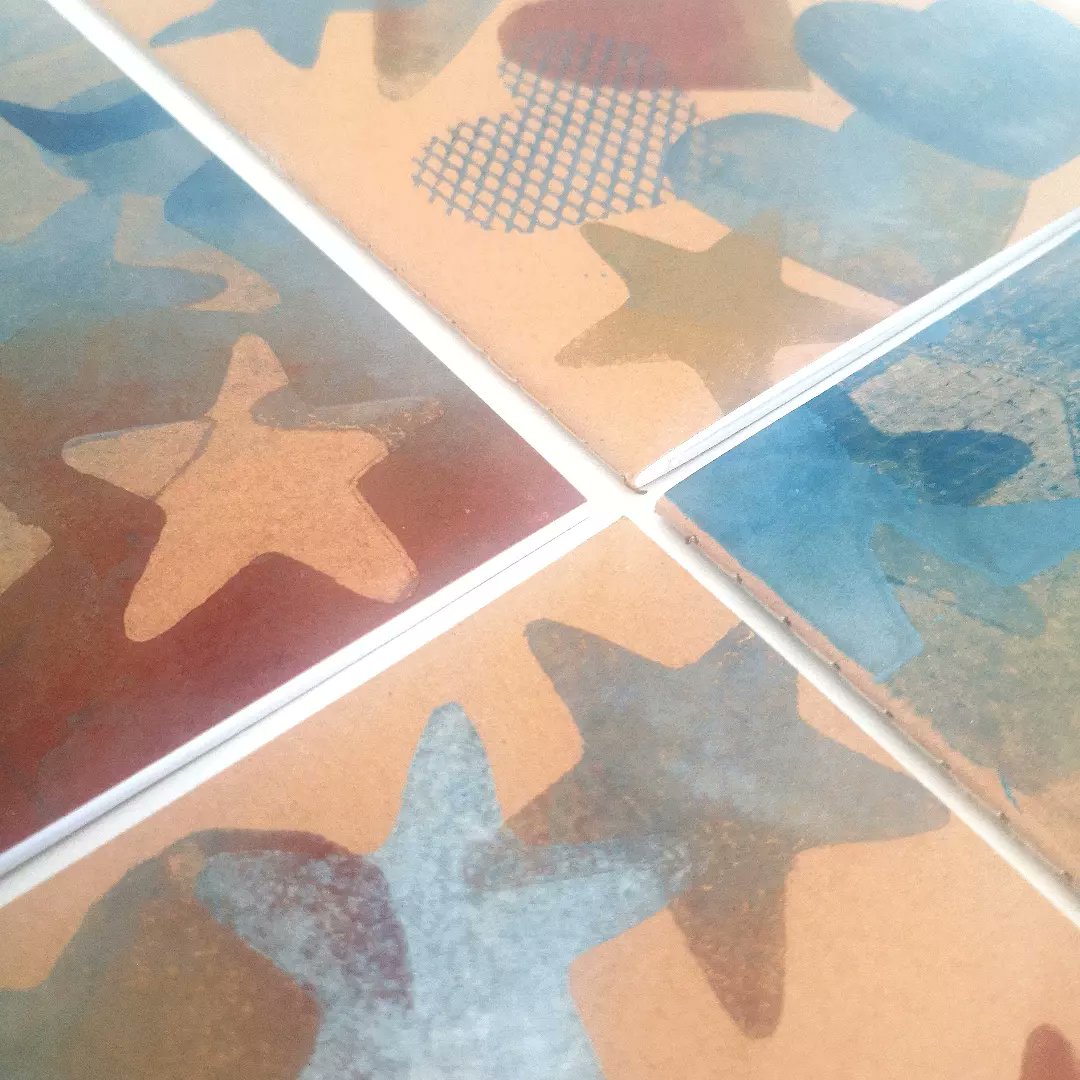 LynnBaileyPrint's tweet image. Experiments, trial and error continues. But most of all, it's been fun having a bit if productive playtime.
Would you be interested in a unique monoprinted notebook?
These are A5 unlined and I'll also do some A5 with lined pages.
Tell me what you think.
#printmaking #handprinted