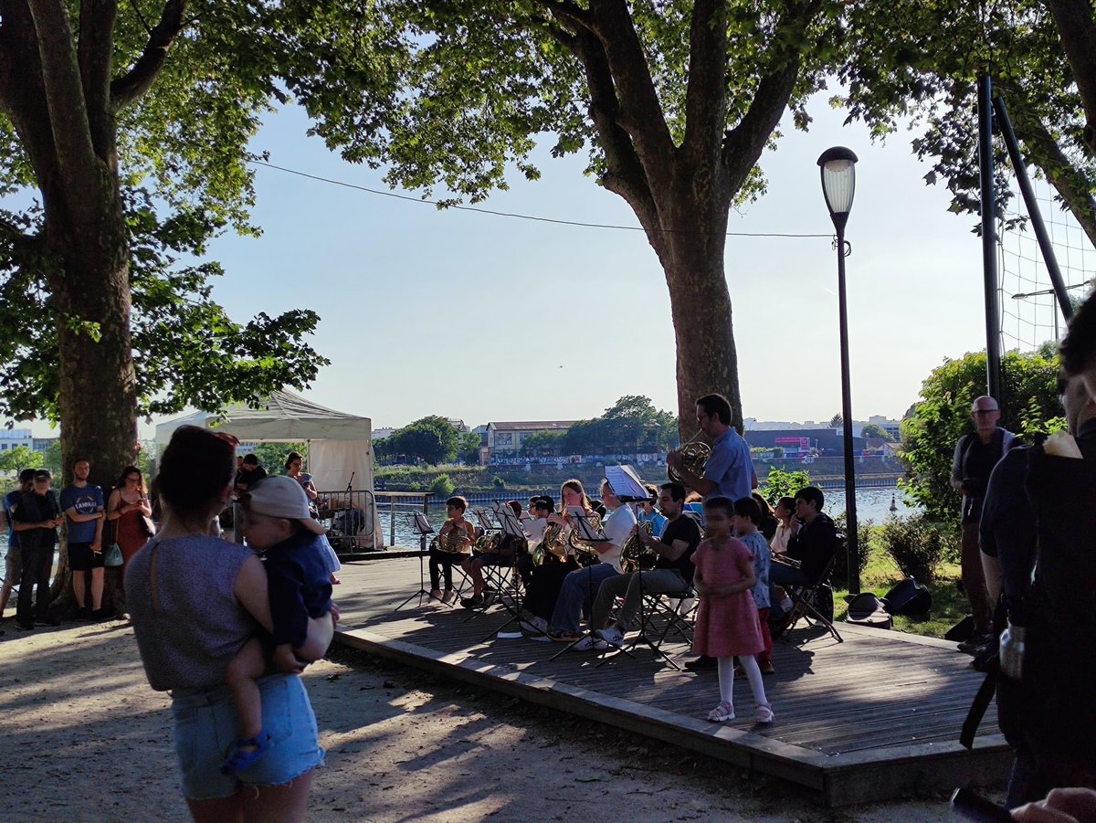 AlfortvilleActu's tweet photo. #Alfortville - Top départ pour la nuit blanche.
C’est à l’île au Cointre. Show nocturne sur la Seine. Concert avec le conservatoire de musique. Spectacle danse avec La cie Pietragalla. Animations et stand street food. Accès libre. C’est jusqu’à 23h + https://t.co/jaN5HAONNb