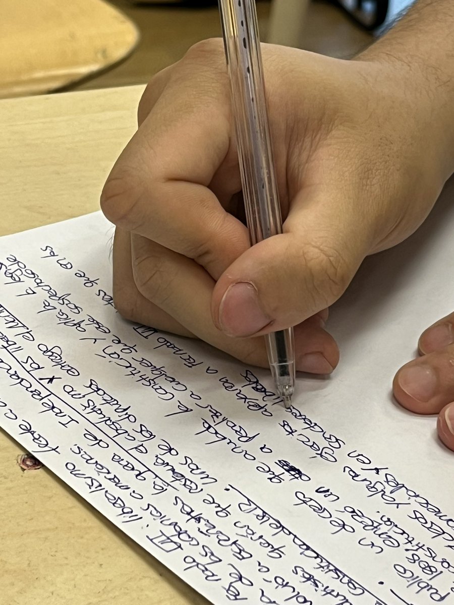 AlgarraCastillo's tweet photo. Casi ningún estudiante de segundo de bachillerato sabe coger el bolígrafo adecuadamente. A las puertas de selectividad, se dan cuenta de que van lentos y les duele la mano. 

Enhorabuena a sus maestros. Enhorabuena a padres y políticos. https://t.co/K2dgyglABp
