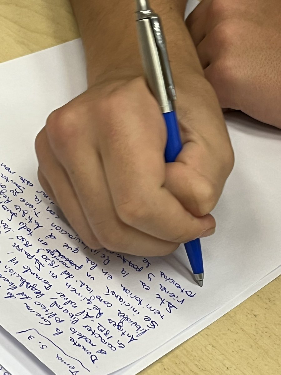AlgarraCastillo's tweet photo. Casi ningún estudiante de segundo de bachillerato sabe coger el bolígrafo adecuadamente. A las puertas de selectividad, se dan cuenta de que van lentos y les duele la mano. 

Enhorabuena a sus maestros. Enhorabuena a padres y políticos. https://t.co/K2dgyglABp