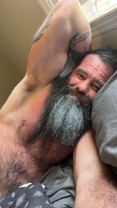 I need someone naked in my bed right now please ??? https://t.co/u9dEdsjU8n