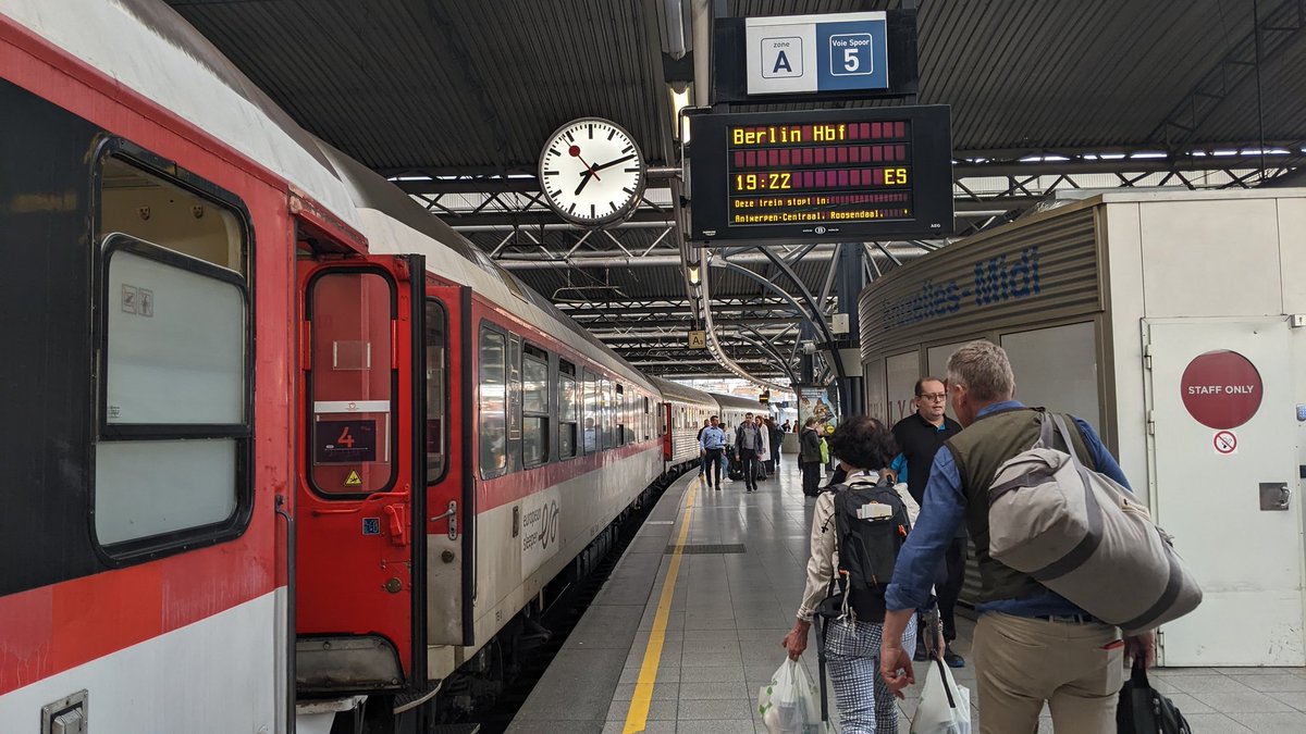 Luke Denne (@lukedenne) on Twitter photo WATCH: A new dawn for Europe's night trains as passengers look for more sustainable ways to travel.
<a href="/tomheapmedia/">Tom Heap</a> rides the first #EuropeanSleeper train to Berlin.
youtu.be/TbqRegO8kzI
With; <a href="/EuropeanSlpr/">European Sleeper</a>, <a href="/seatsixtyone/">The Man in Seat 61</a>, <a href="/monisha_rajesh/">Monisha Rajesh π</a> and <a href="/BackOnTrackEU/">Back-on-Track.eu</a> WATCH: A new dawn for Europe's night trains as passengers look for more sustainable ways to travel.
<a href="/tomheapmedia/">Tom Heap</a> rides the first #EuropeanSleeper train to Berlin.
youtu.be/TbqRegO8kzI
With; <a href="/EuropeanSlpr/">European Sleeper</a>, <a href="/seatsixtyone/">The Man in Seat 61</a>, <a href="/monisha_rajesh/">Monisha Rajesh π</a> and <a href="/BackOnTrackEU/">Back-on-Track.eu</a>