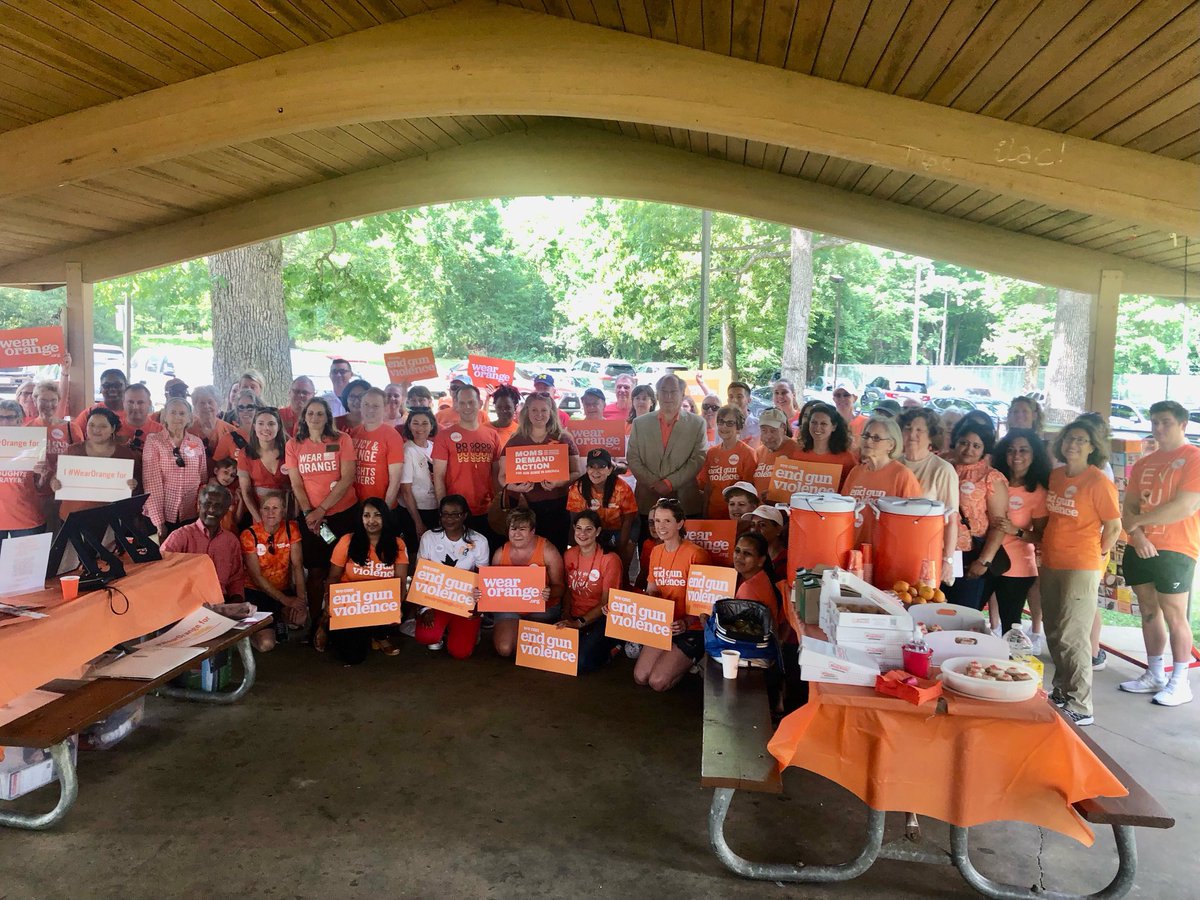 Great turnout for Montgomery County, Maryland #WearOrange meeting and community cleanup! ⁦@MomsDemand⁩