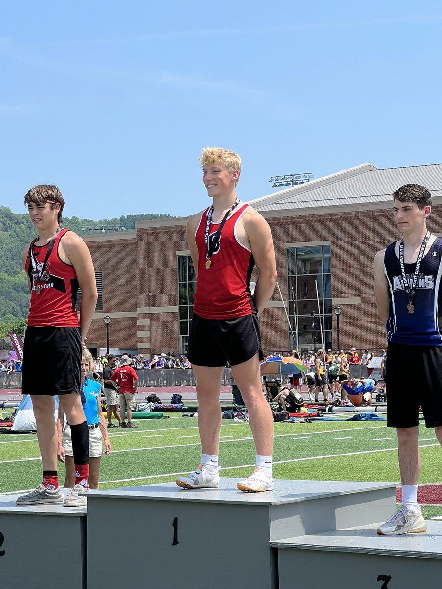 wiaawistate's tweet photo. Sam Crenshaw of Bangor claims the Division 3 State Title in the boys’ pole vault with a clearance of 15’ #wiaatrack https://t.co/cT9F5IKWRD