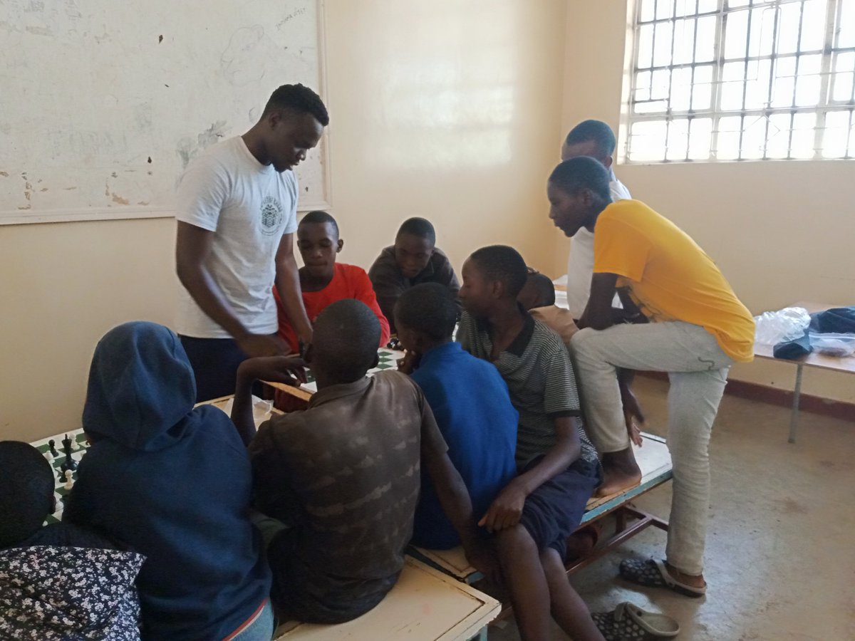 peter_lexus's tweet photo. On a Grand Scale, a breathtaking chess session at Mully Children's Family, all for a great cause: supporting their growth in sharpness and critical thinking https://t.co/bD7n5DyeP7