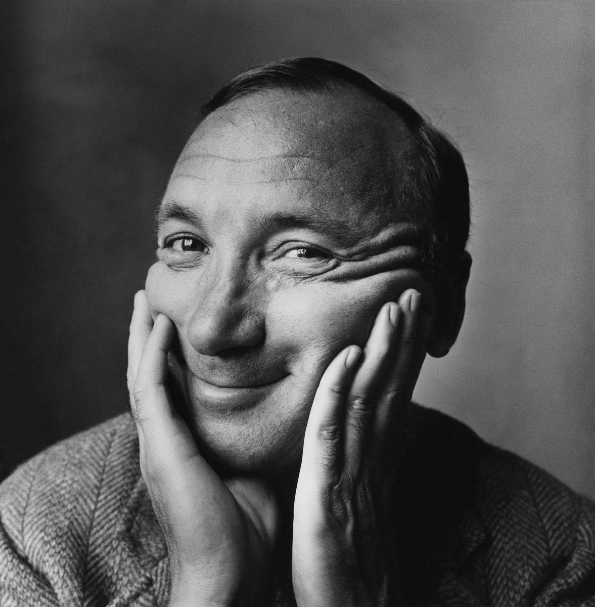 “La gente no entiende el bloqueo del escritor. Se creen que consiste en no tener ideas. Error. En realidad tienes cientos de ideas. El problema es que ninguna te convence”.
Neil Simon.