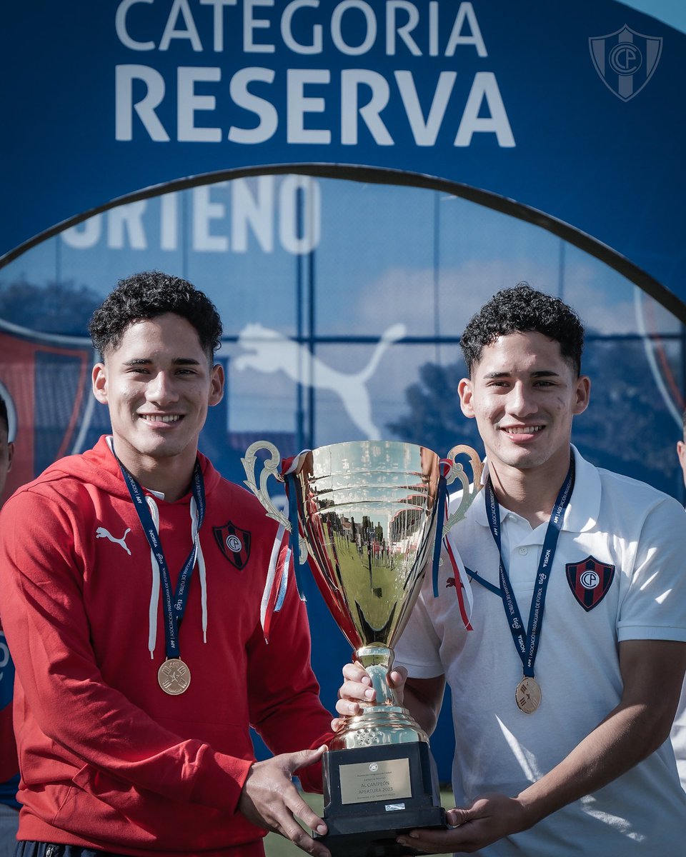 CanteraCCP's tweet photo. 📸 Más postales de nuestros Campeones en la Categoría Reserva 🏆

#ElClubDelPueblo 🔵🔴
#LaMejorCanteraDelPaís 💎 https://t.co/JAnOGXcMYA