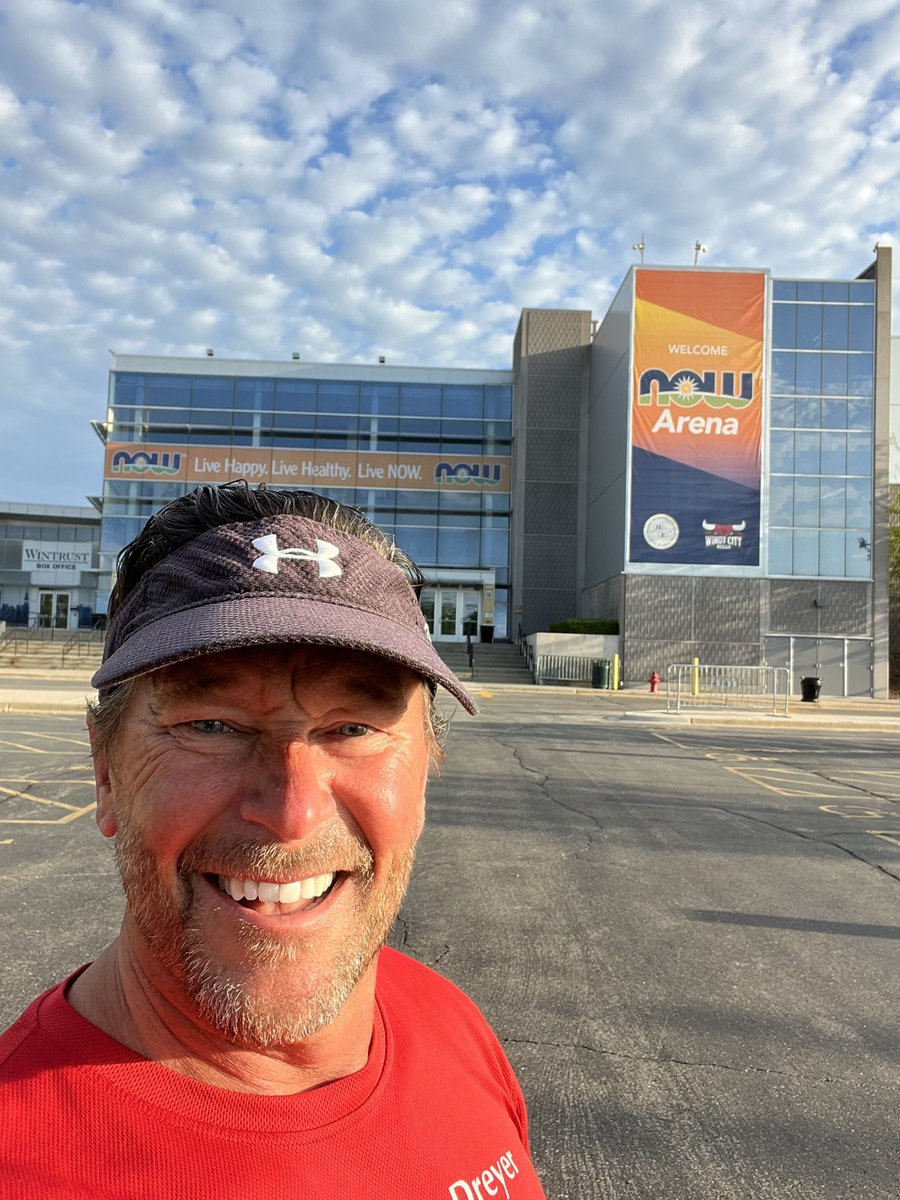 WohlwendMichael's tweet photo. @GiGis_Playhouse getting ready for the 5k. https://t.co/wYvZQeVmbr