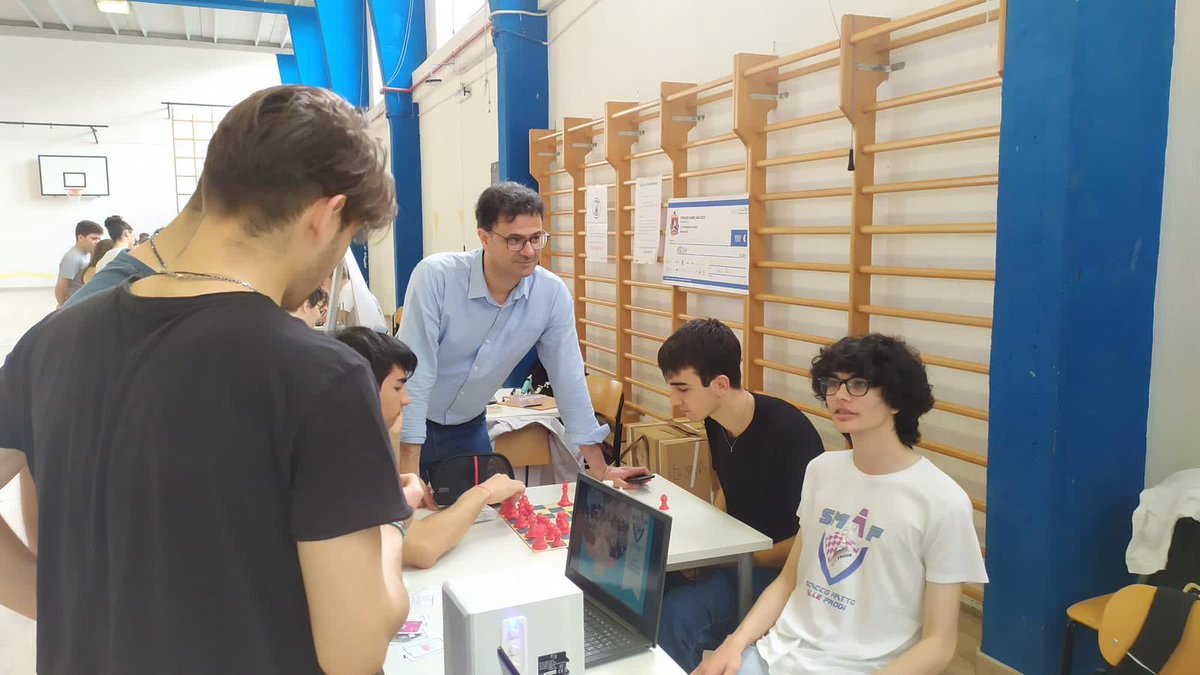 Stamattina, abbiamo presentato, presso il Liceo Fermi di Aversa, nell’ambito del “Best practices Fermi” i lavori svolti durante il percorso #asoc2223 e il video del viaggio premio a Bruxelles.