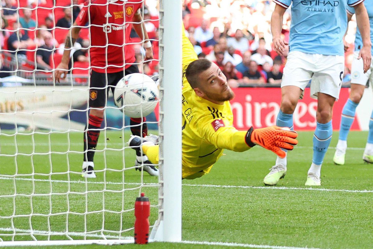 UtdPlug's tweet photo. 🚨🇪🇸 Roy Keane on De Gea: “You expect your keeper to save that [Gundogan’s 2nd goal] and he didn't and that’s why we’re seeing these [Man City] celebrations. For Man United, they need a world class goalkeeper and he isn't.” #MUFC https://t.co/bTurBeqiIY