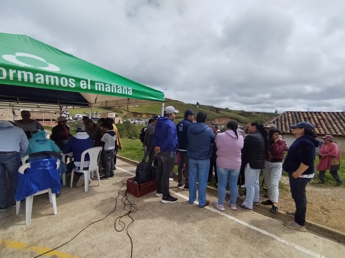 UrbaserTunja's tweet photo. La comunicación es primordial para un trabajo mutuo, por esa razón nuestras áreas de sostenibilidad y comercial hacen atención personalizada a todos nuestros usuarios de la vereda de Runta, en total hemos podido y resolver inquietudes de 5️⃣0️⃣ personas 💚🫱🏻‍🫲🏽🌍

#UrbaserCompromiso https://t.co/8aaLAMPivo