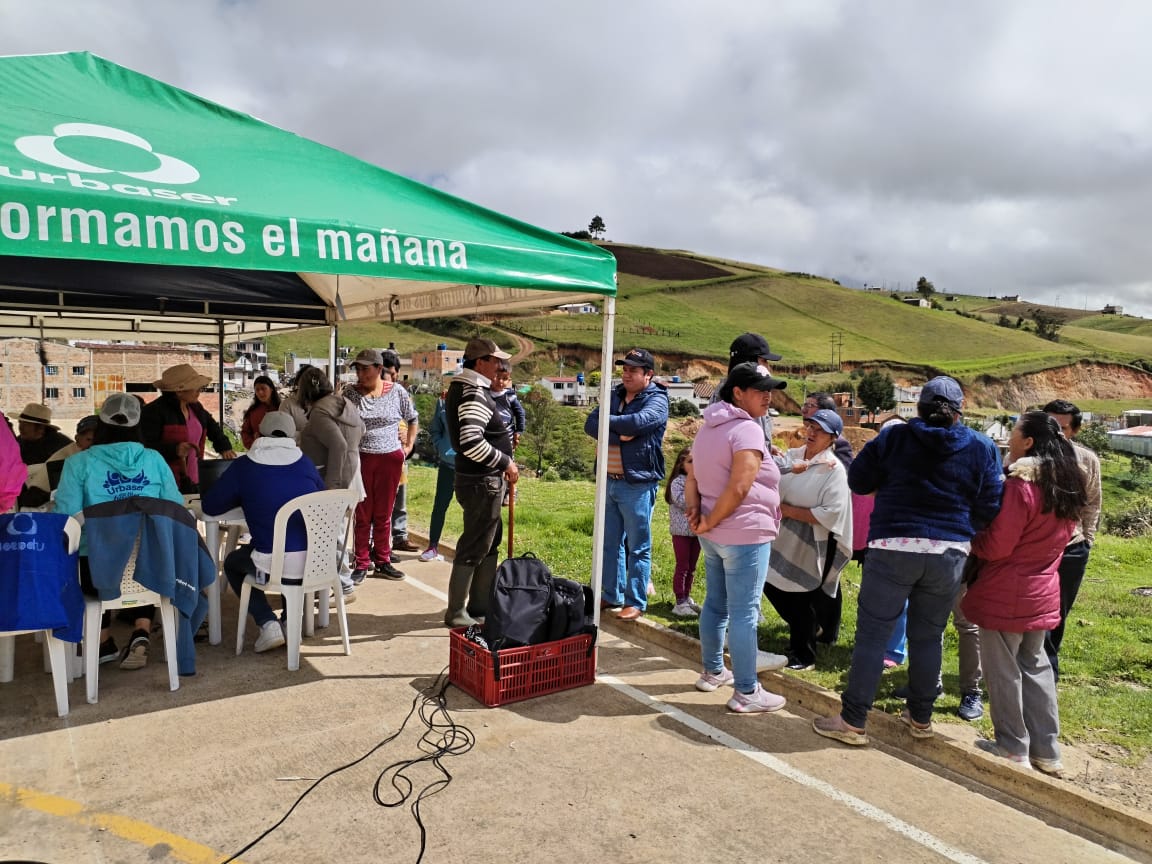 UrbaserTunja's tweet photo. La comunicación es primordial para un trabajo mutuo, por esa razón nuestras áreas de sostenibilidad y comercial hacen atención personalizada a todos nuestros usuarios de la vereda de Runta, en total hemos podido y resolver inquietudes de 5️⃣0️⃣ personas 💚🫱🏻‍🫲🏽🌍

#UrbaserCompromiso https://t.co/8aaLAMPivo