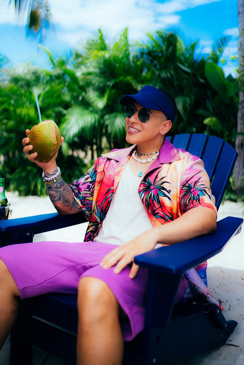 daddy_yankee's tweet image. Una neverita, unas bocina', baby, tú y yo la montamo' en cualquier esquina 
☀️🏝👙 youtu.be/6Tly30J8fdM