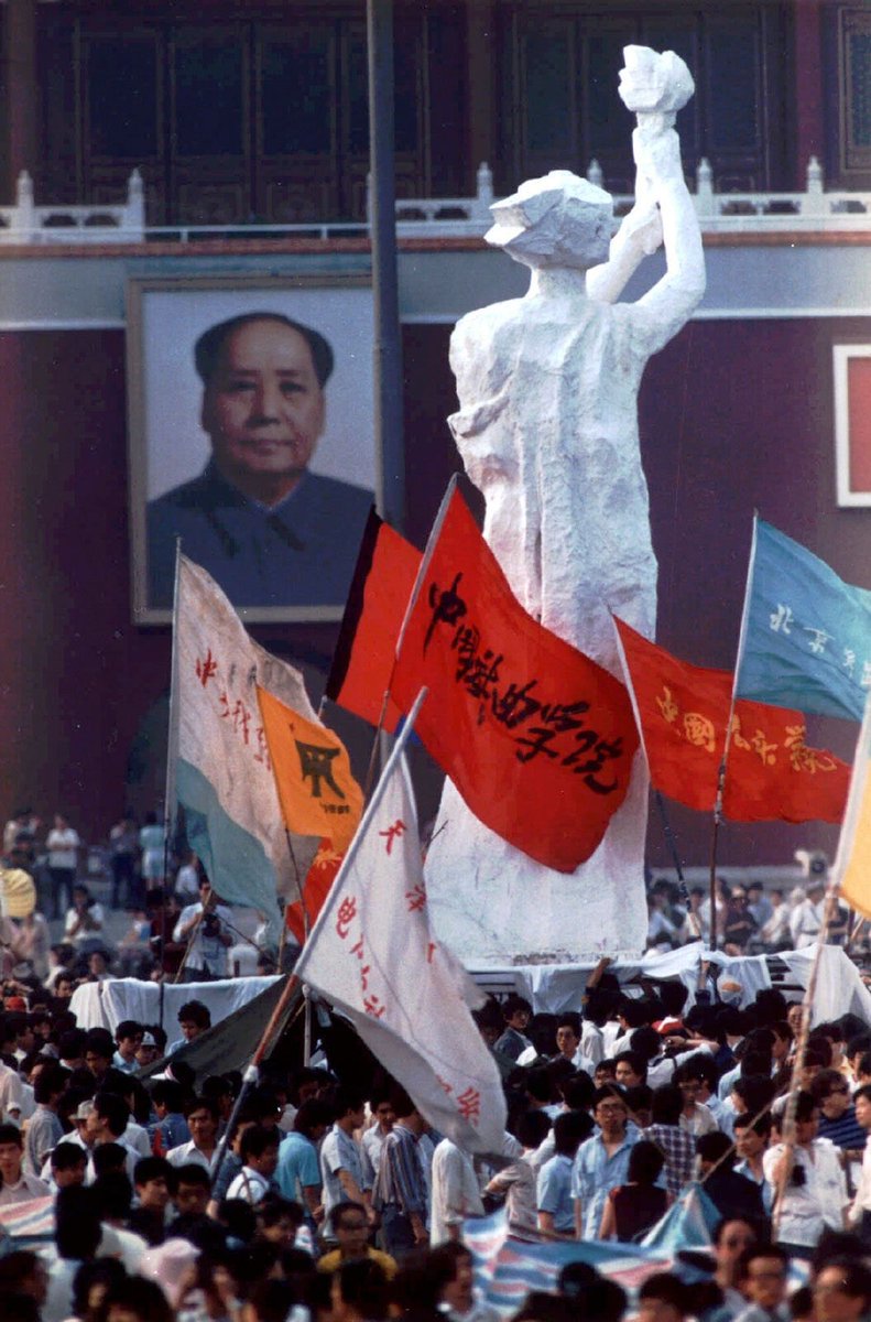 WallSinaGoodbye's tweet photo. 蒙上眼睛就以为看不见
捂上耳朵就以为听不到

而真理在心中 创痛在胸口
还要忍多久 还要沉默多久

如果热泪可以洗净尘埃
如果热血可以换来自由

让明天能记得今天的怒吼
让世界都看到历史的伤口 https://t.co/dIngbMmvkW