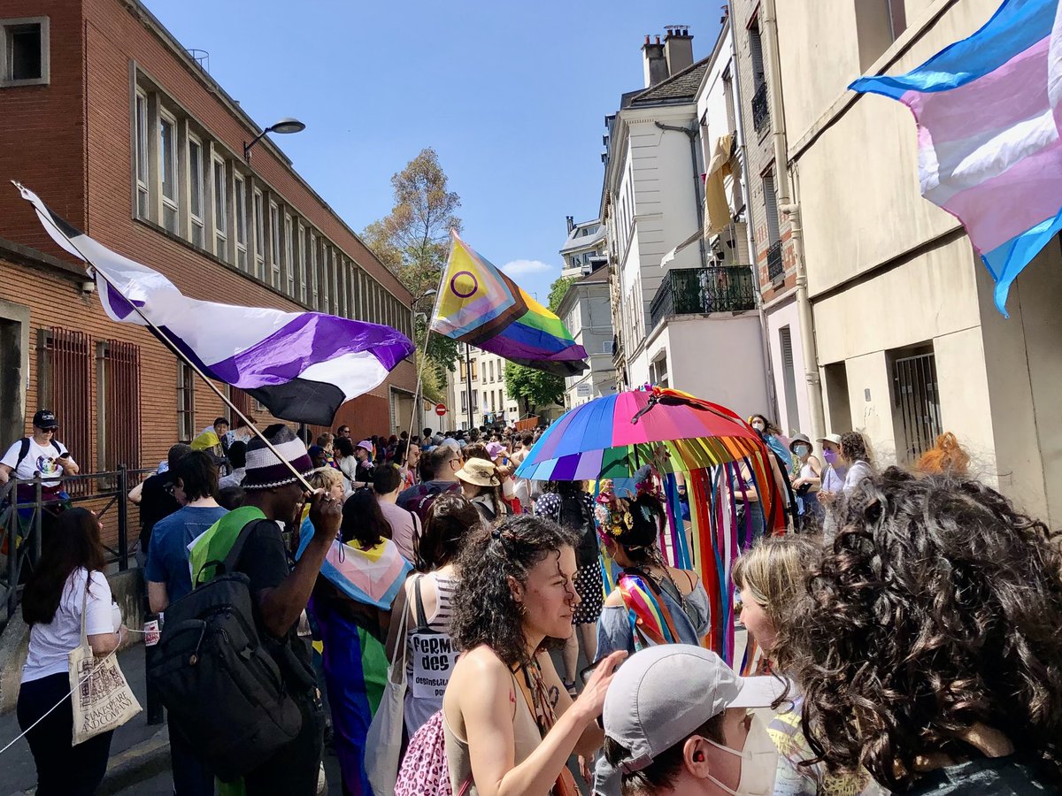 Le #PrideMonth débute sous le soleil de Saint-Denis avec la 3e édition de la  #PridedesBanlieues  ! Aux côtés des écologistes, mobilisé•es pour une véritable politique LGBT+ dans les quartiers populaires en faveur de l’égalité. Fier•es et déter’ ! 🌈💚✨