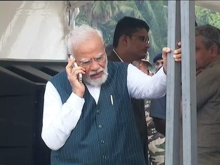 sudhi14071987's tweet photo. हाव भाव पढ़कर इस तस्वीर की भाषा को समझ सकते है, माथे पर पढ़ने वाला बल और चढ़ी हुई भौंहें बता रही हैं कि रेल हादसे में यात्री नही बल्कि परिवार के सदस्यों को खोया है। 

मुझे सिर्फ आशा ही नहीं विश्वास है आने वाले कुछ दिनों में सरकार बड़े और सख्त निर्णय लेगी... 

ये आदमी किसी को भी माफ नही करता, चाहे वो कितना भी बड़ा तुर्रमखां हो !!