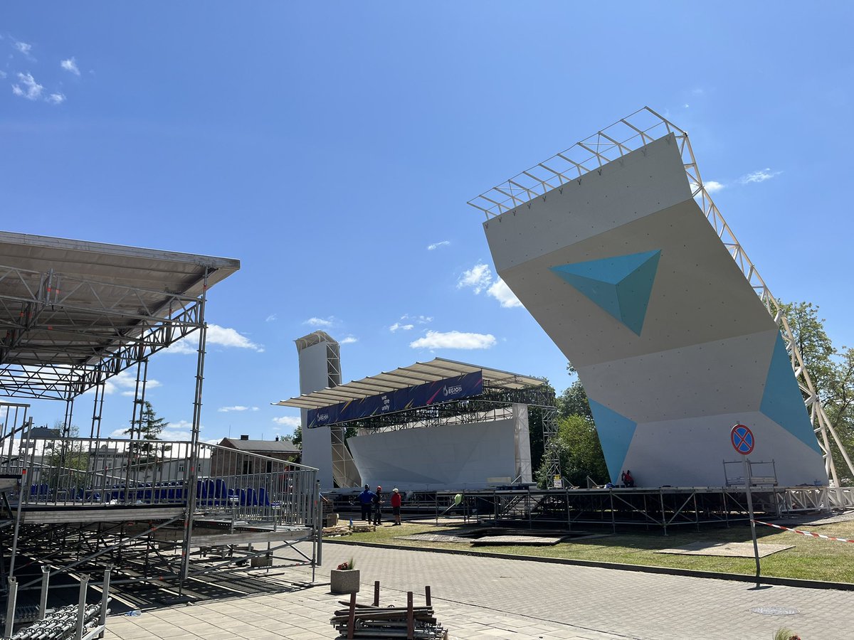 Podwórko Akademii Tarnowskiej wygląda na zagospodarowane… 

#EG2023 #IgrzyskaEuropejskie2023