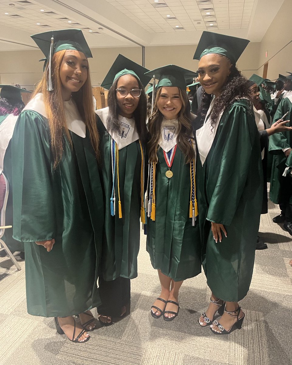 The Best Day with the best Seniors!🎓 YALL DID IT! Congrats Taylore, Lelani, Ella, and Kalin! WE 💚 You! #Classof2023 #Youdidit 🏴‍☠️🤍🎓🏐@mesquitepoteet @mesquiteisdtx @mesquiteisdATH