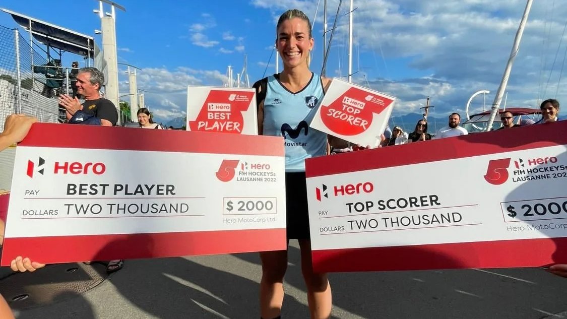 Hace un año <a href="/CimarronasUru/">Cimarronas Hockey</a> jugaron el primer torneo internacional de la historia en #hockey5 y fueron campeonas en Lausana ganándole 3-1 a Suiza 🇨🇭en la final. 
<a href="/beebaaviana/">Teresa Viana</a> fue la goleadora y MVP con 8 goles. Una lesión la dejó ahora afuera del equipo