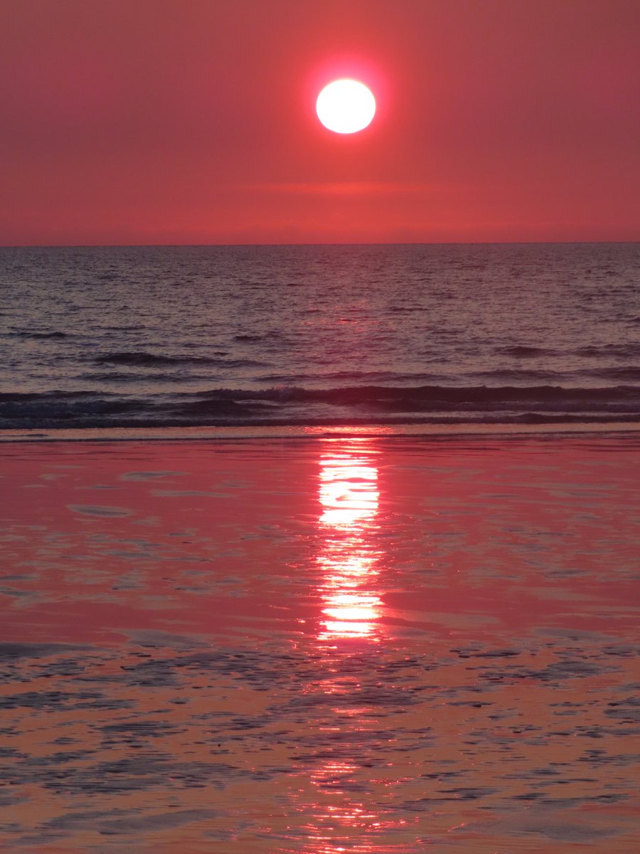 wildswimmer67's tweet photo. Sunset supreme moments at Carrickfinn in #DonegallabouttheLight #donegal #ireland #sunset @welovedonegal @DonegalA @DonegalWeatherC @CloudAppSoc @WeatherRTE @MetEireann #irishpost #irishsunset #idonegal #donegallive #donegaldaily https://t.co/B4d7EnCMcX