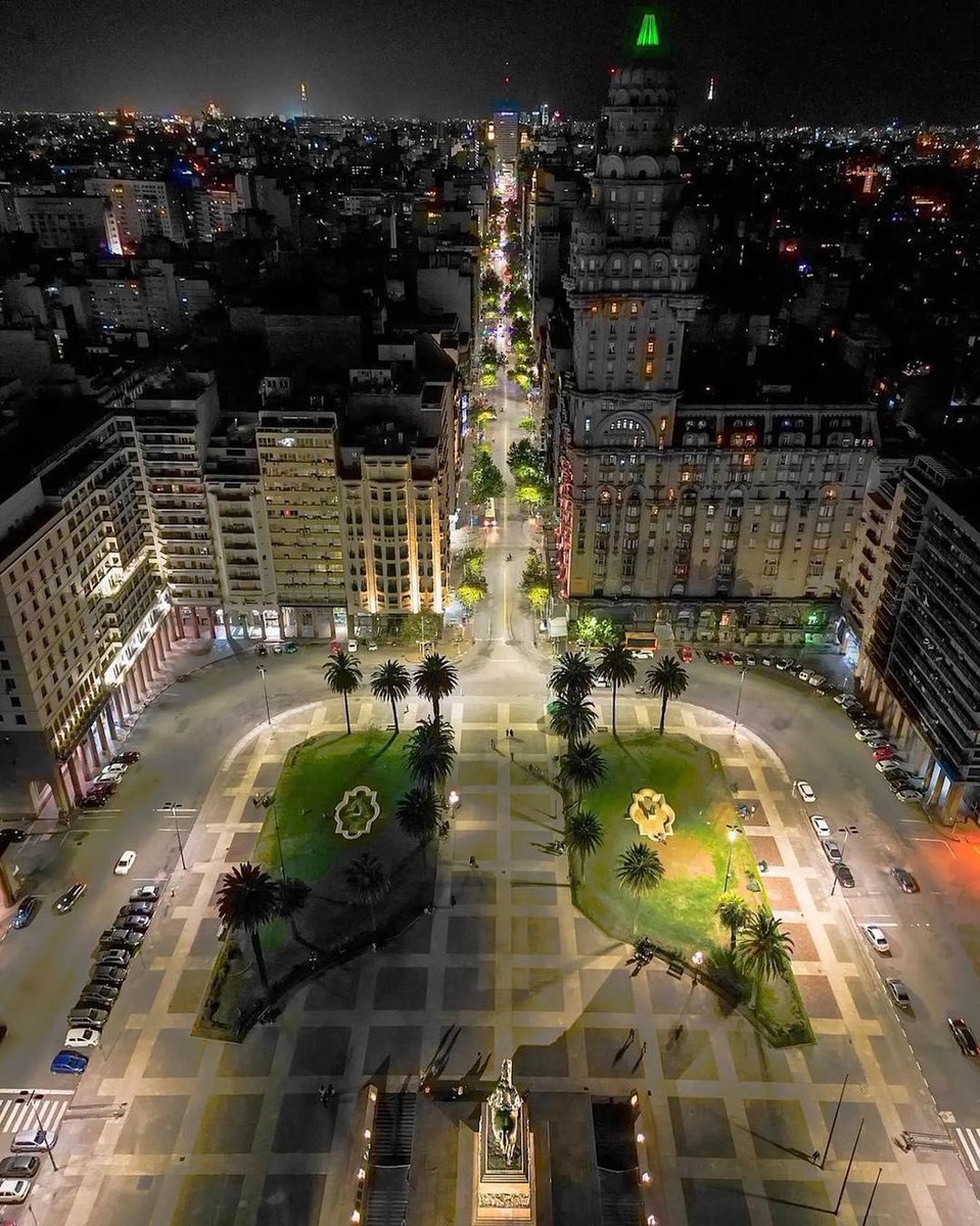 Plaza Independencia en la noche ✨
📍Montevideo, Uruguay.