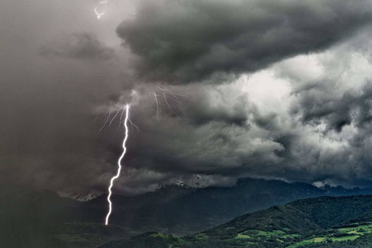 MikaelPassereau's tweet photo. Impact du jour sur Belledonne
#orage #belledonne #eclair #grenoble #alpes #mygrenoble #trieve #igersgrenoble #iseretourisme #isereledepartement #frenchalps #isere #alpesishere #visitisere #keepexploring #exploremore #myauvergnerhonealpes #rhonealpestourisme https://t.co/57VMTV0koP