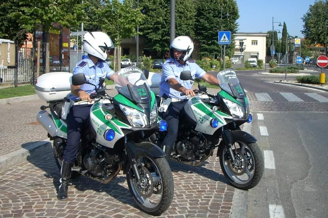 4 giugno 23. La pattuglia motociclistica. Unità indispensabile nelle strade cittadine, sia per monitorare e sanzionare i comportamenti scorretti alla guida, sia per raggiungere velocemente luoghi critici.#noicisiamo #polizialocale