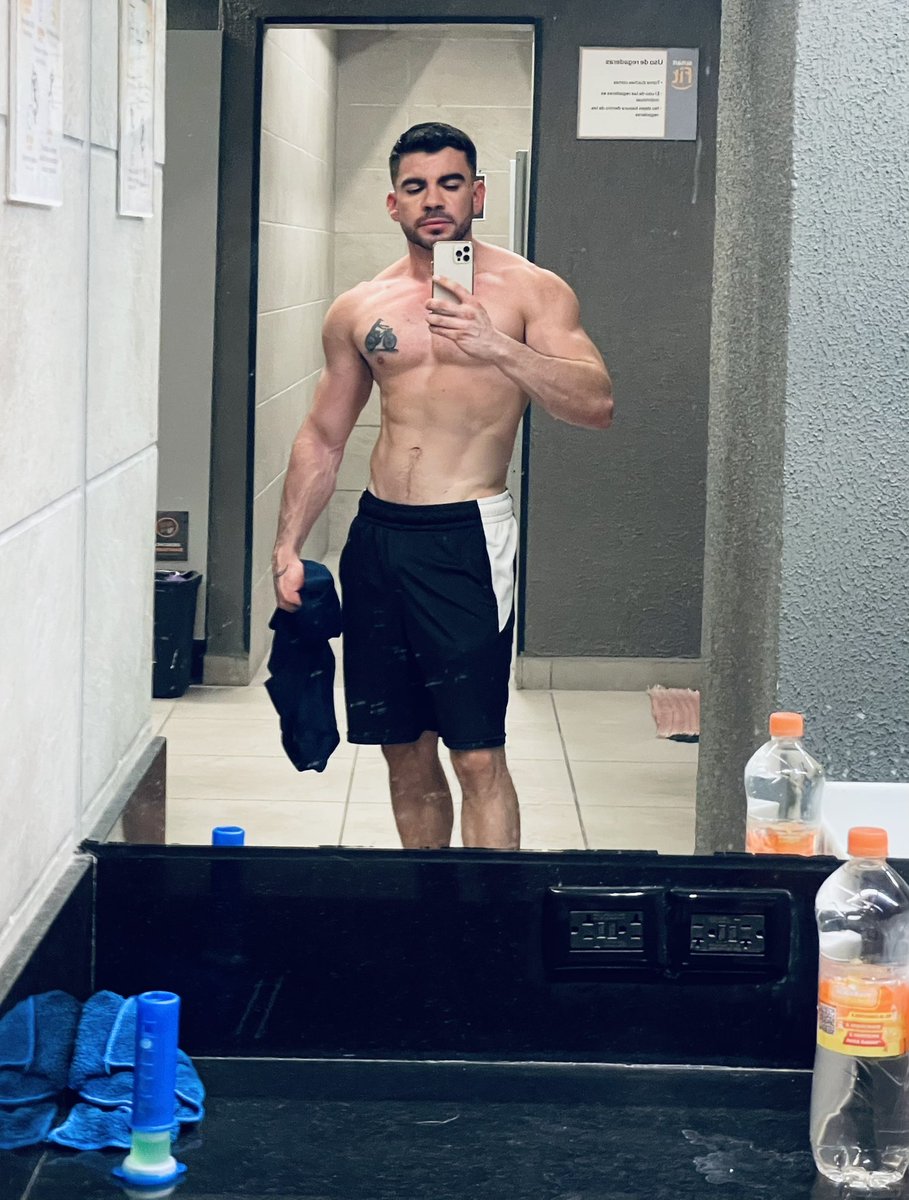 AlainRRR 🍆. 310K🔥 🏻 on Twitter: "Quien me va chupar mis pies ? 🦶 🦶"