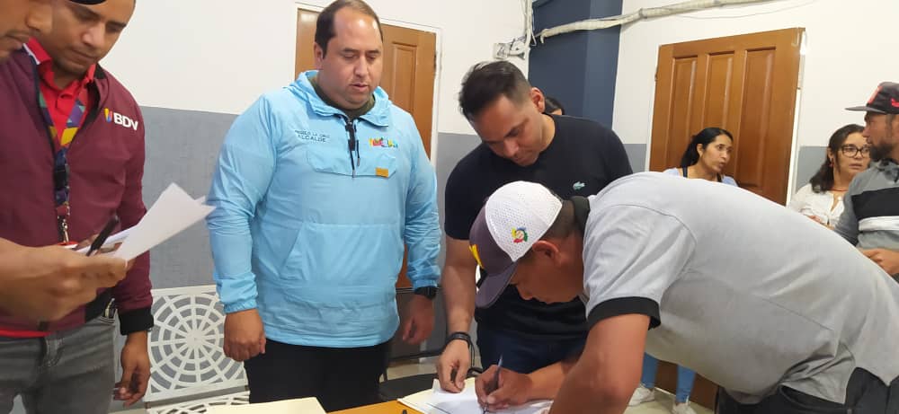AlcaldiaSantosM's tweet photo. #03Jun Cumpliendo con los compromisos adquiridos por el Alcalde @regulolacruz con los emprendedores afectados por la vaguada en #LaNuevaTejerías se realizó la entrega de créditos del @BcodeVenezuela en articulación con el Cjal Jonathan Colmenarez. @NicolasMaduro @Soykarinacarpio https://t.co/xUHVp5nn4Z