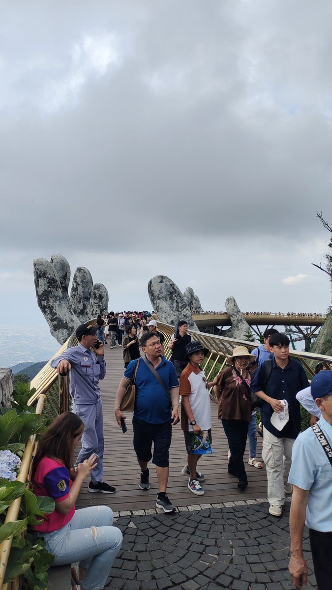 A0d86989069's tweet photo. สะพานมือบ่านาฮิวเวียดนาม มาแล้วสวยมากๆๆๆ เวียดนาม  ดานัง https://t.co/acojiYAtFU